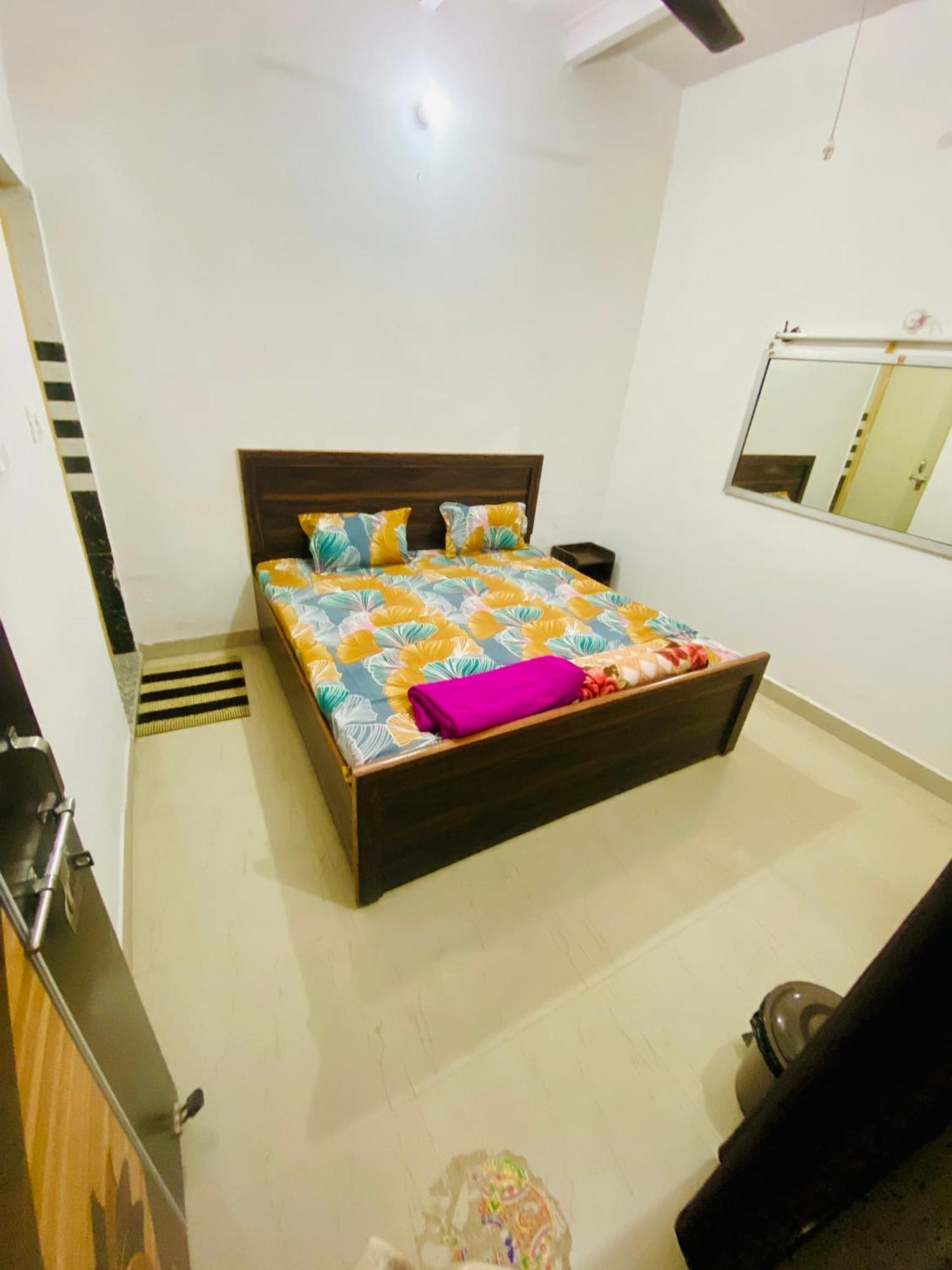 Nirupam Sadan Homestay Вриндавана Экстерьер фото