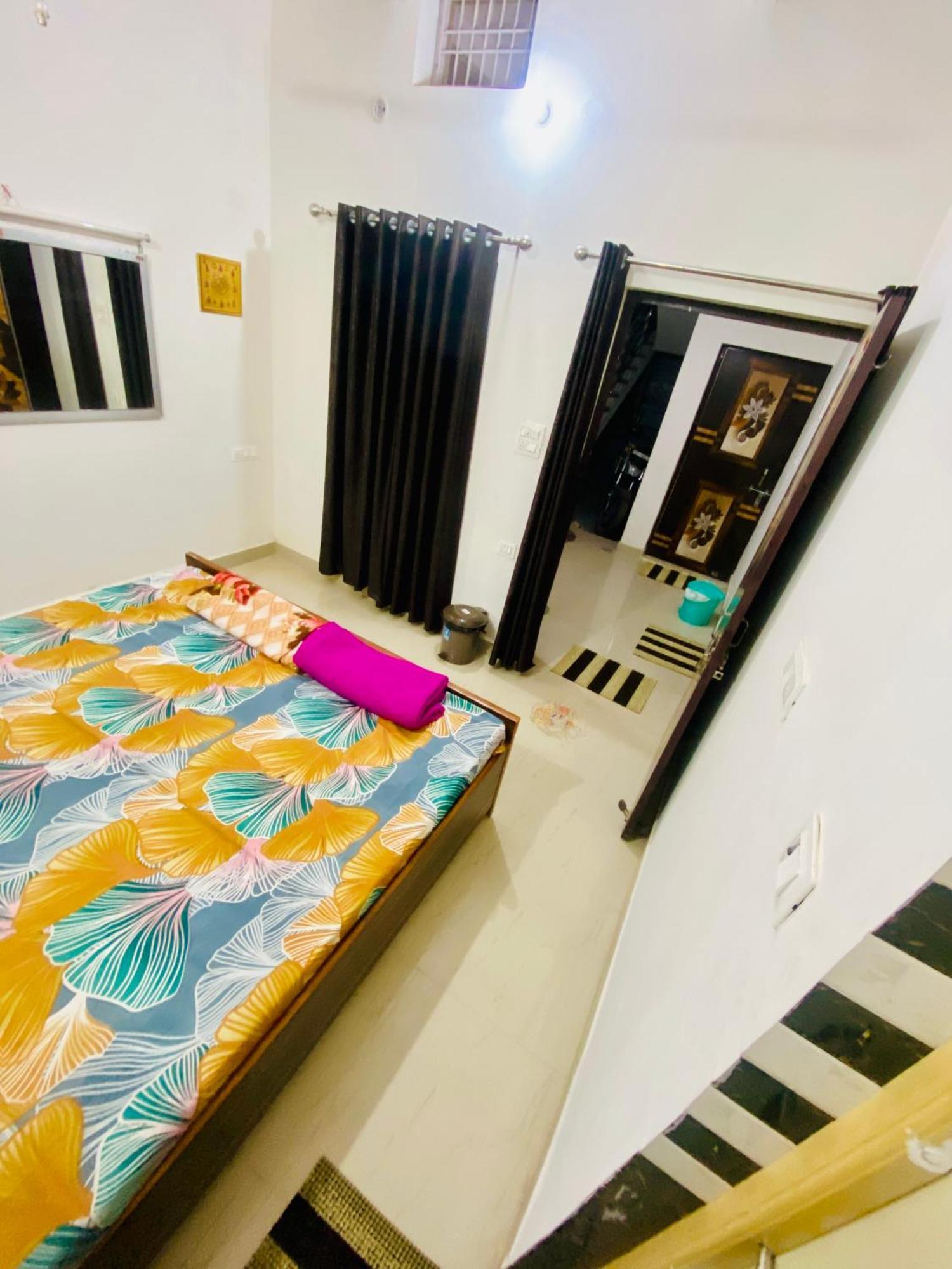 Nirupam Sadan Homestay Вриндавана Экстерьер фото